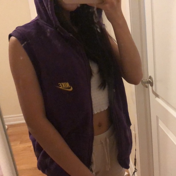 Nike - Picture 2 of 4